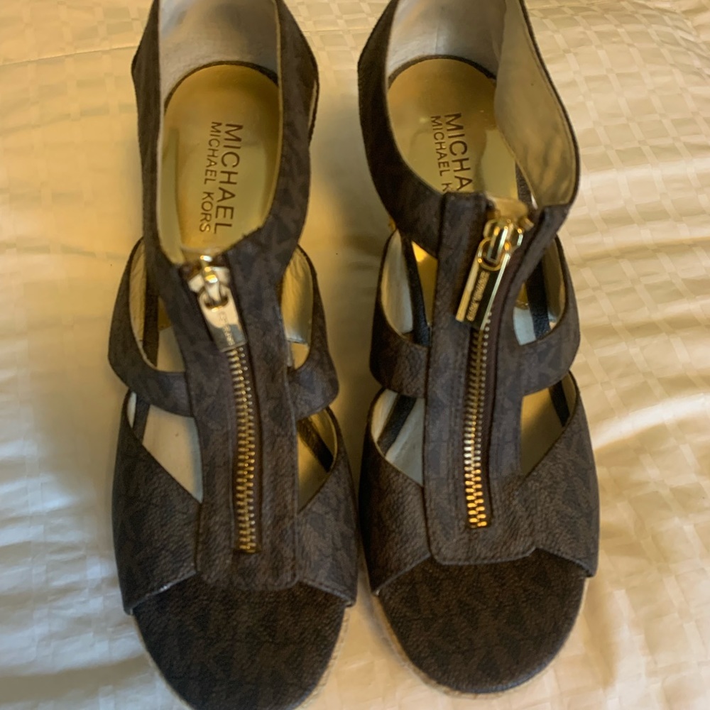 Michael Kors cork zip top Sandler 4” high size 8M